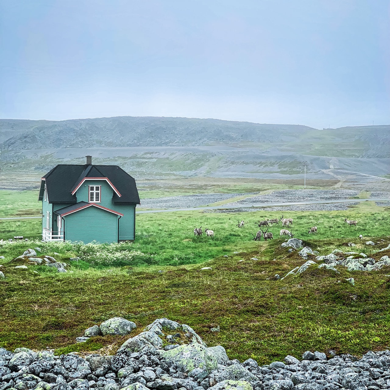 Haus und Landschaft in Varanger