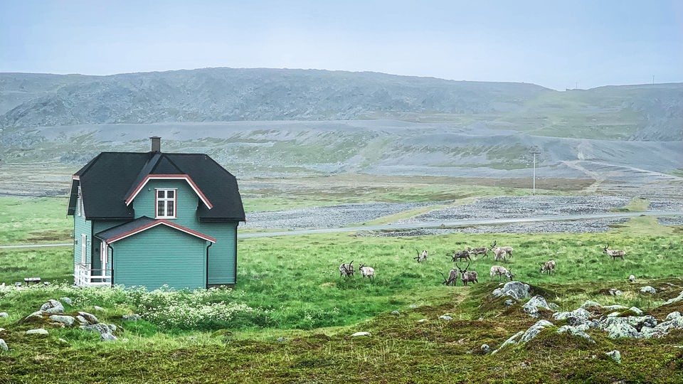 Haus und Landschaft in Varanger