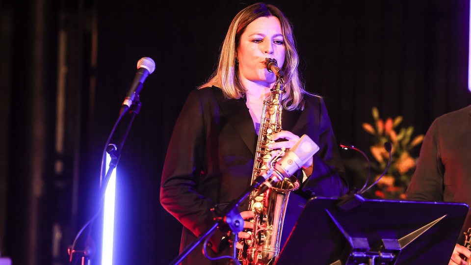 Maria Faust am Saxophon während des Jazzfests Berlin 2021