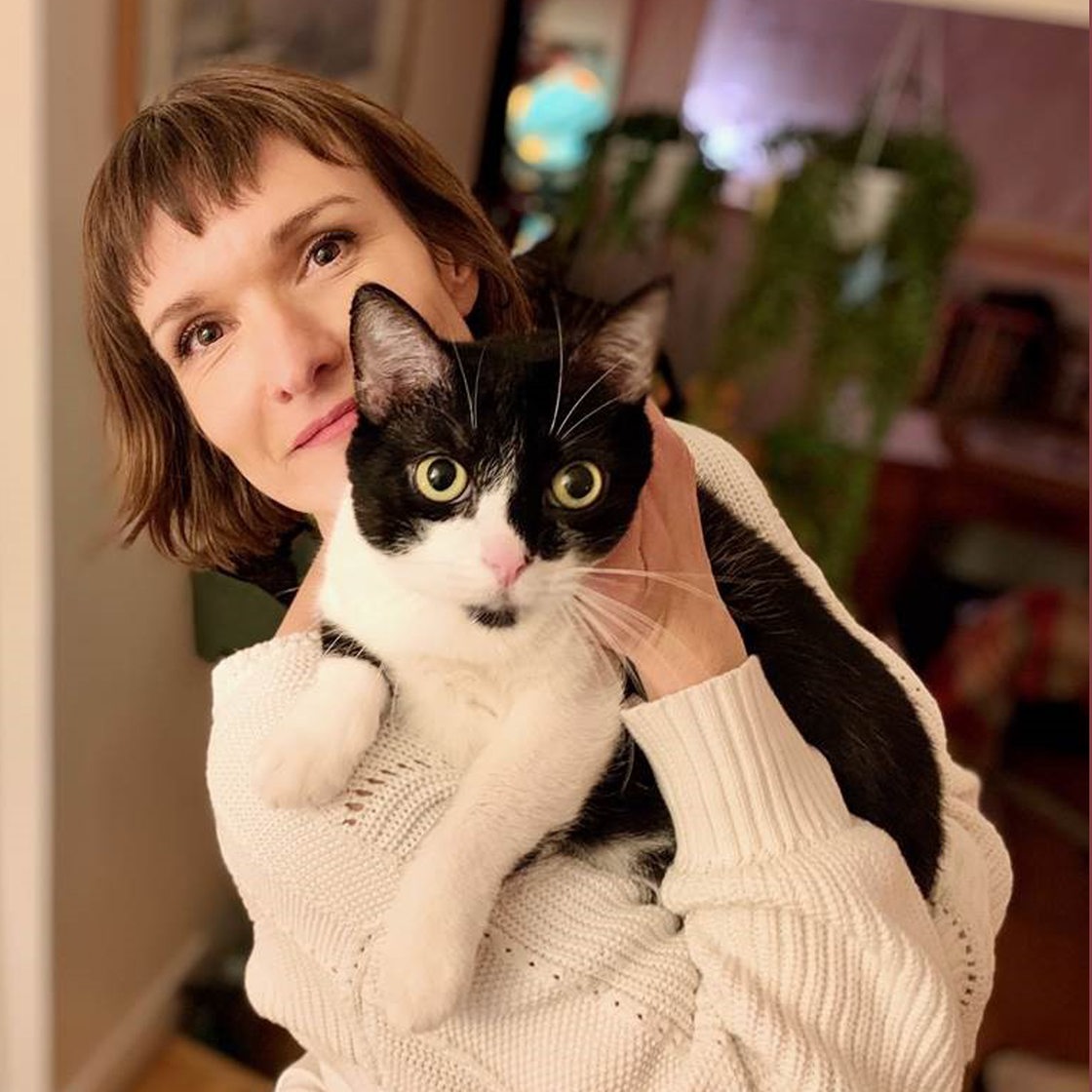 Die Autorin Marie Pavlenko mit ihrer schwarz-weißen Katze auf dem Arm