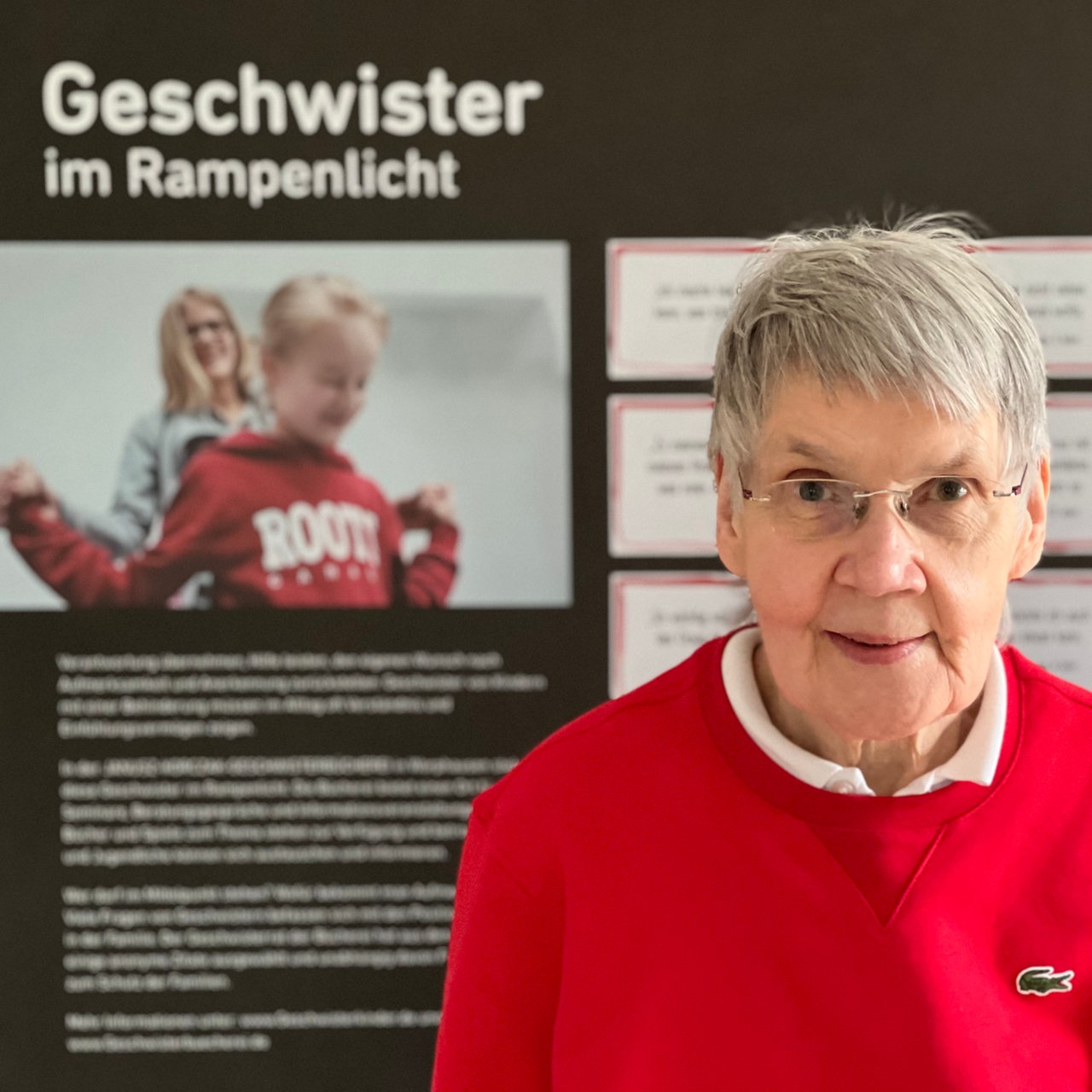 Marlies Winkelheide steht vor einem Plakat