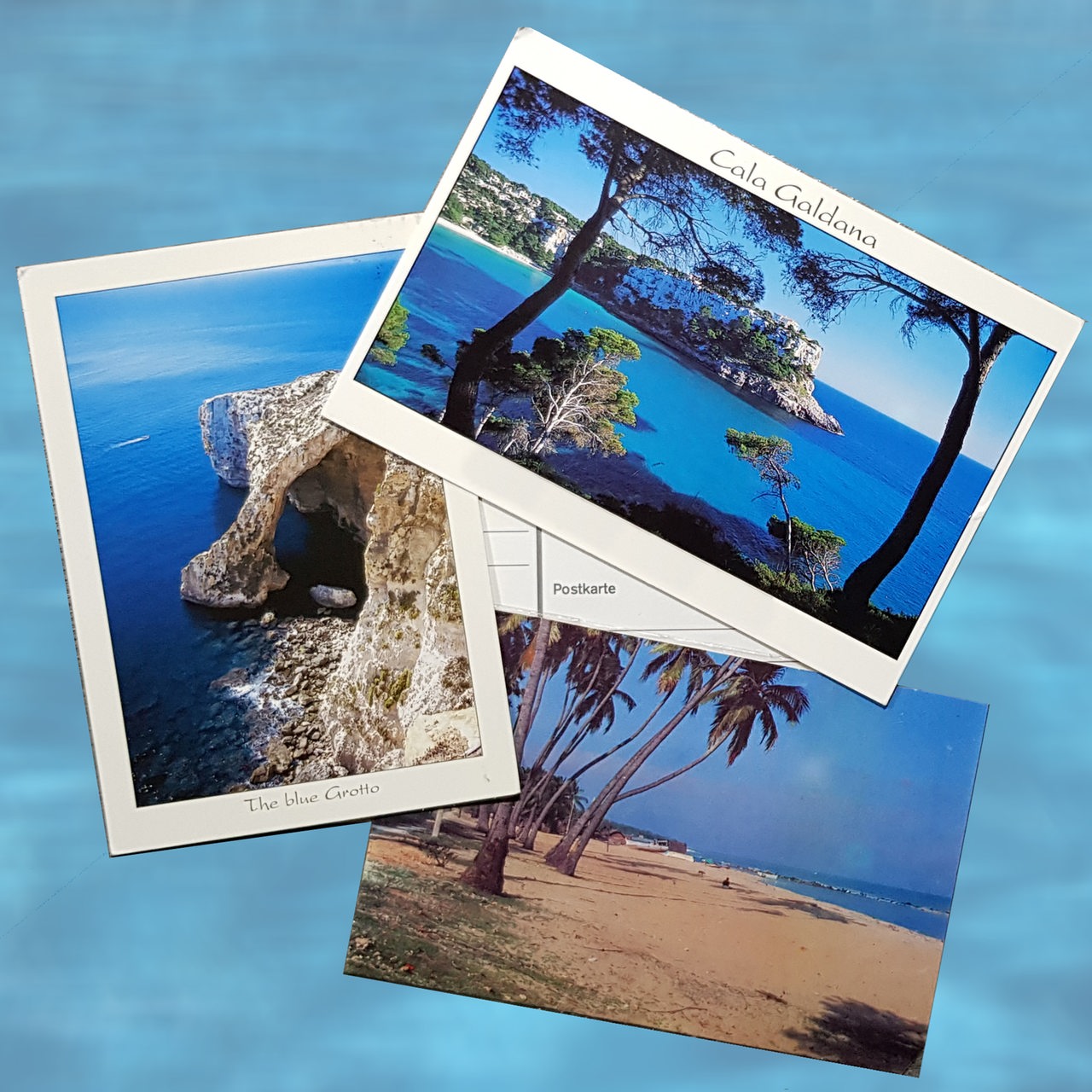 Eine Postkarte zeigt eine Bucht mit einem Strand.