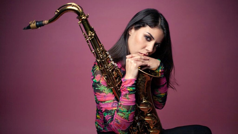 Porträt der Saxophonistin Melissa Aldana mit Saxophon