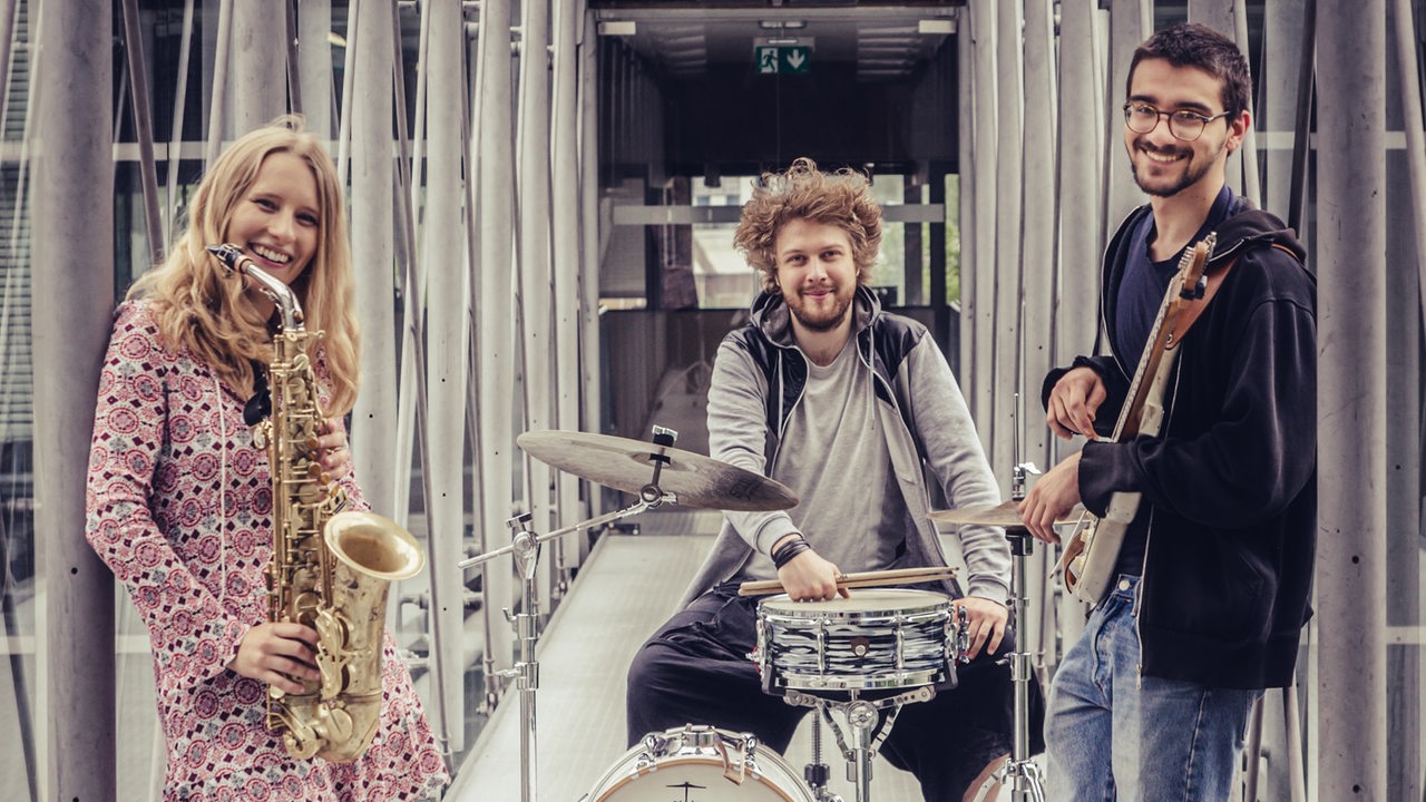 Das Ingen-Navn-Trio posiert mit seinen Instrumenten.