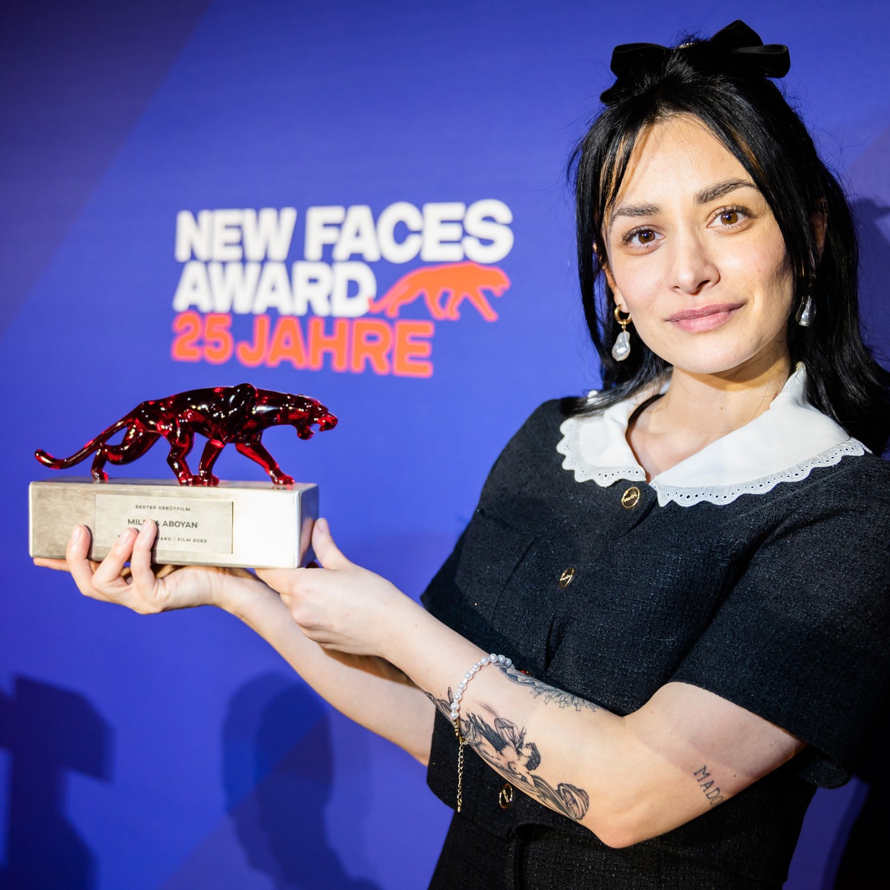 Milena Aboyan, Regisseurin und Preisträgerin des New Faces Awards bester Debütfilm, hält ihre Trophäe.