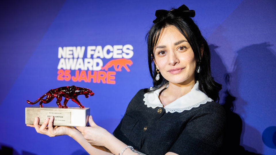 Milena Aboyan, Regisseurin und Preisträgerin des New Faces Awards bester Debütfilm, hält ihre Trophäe.