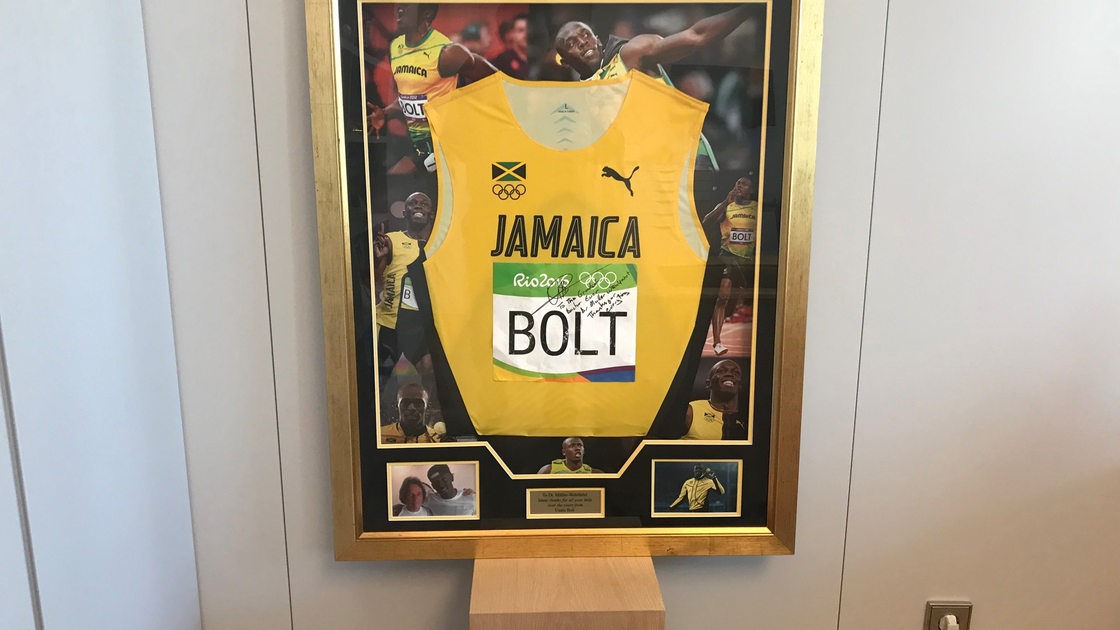 Eine Collage von Usain Bolt mit dem gelben Trikot der Olympischen Spiele von Rio de Janeiro.