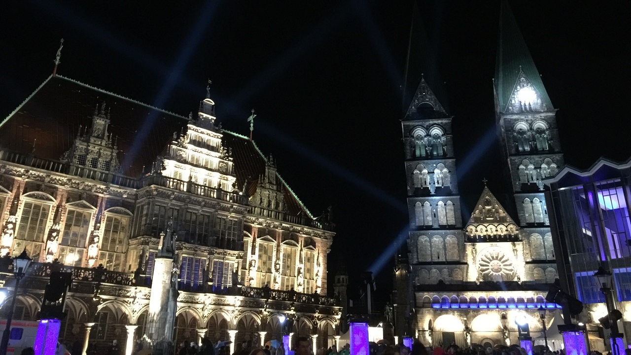 Eine Große Nachtmusik: Erleuchteter Marktlatz in Bremen.