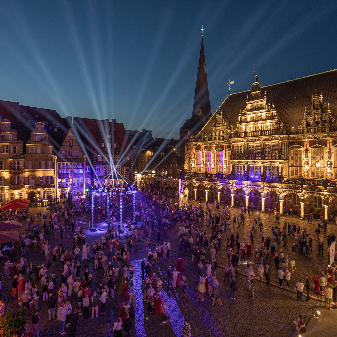 Lichterspiel auf vollem Bremer Marktplatz am Abend 