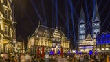 Viele Leute auf Bremens blau illuminiertem Marktplatz im Dunkeln