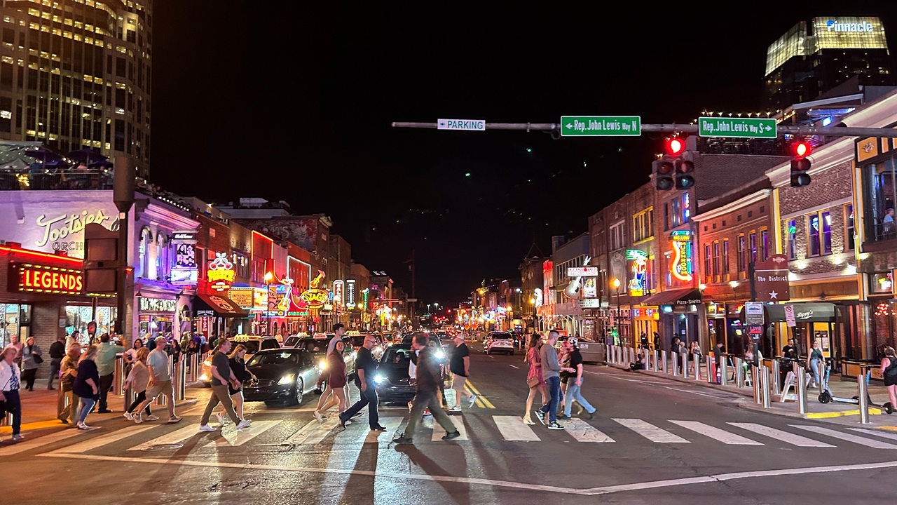 bunte Lichter in Nashville bei Nacht