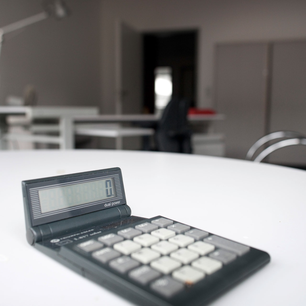 Taschenrechner in einem leeren Büro