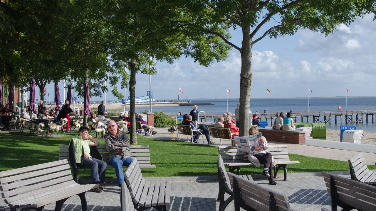 Die Promenade und der Strand von Wyk auf Foehr. 