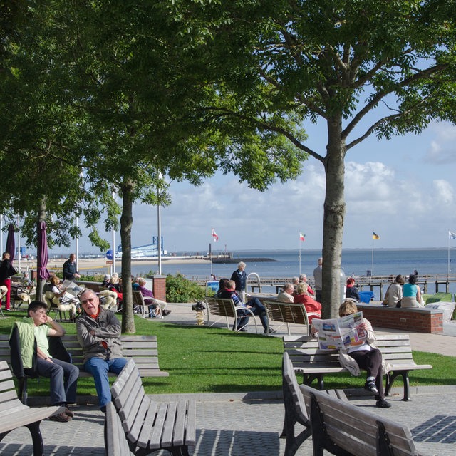Die Promenade und der Strand von Wyk auf Foehr. 