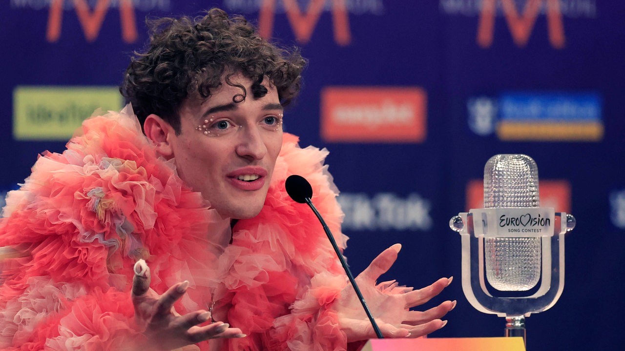 ESC-Gewinner Nemo während einer Pressekonferenz