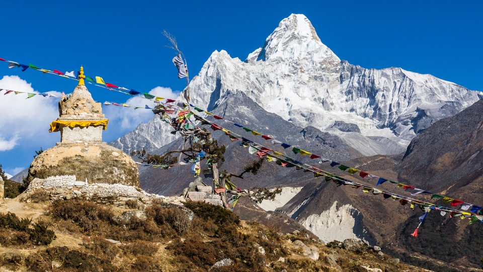 Buddhistische Stupa und Gebetsfahnen, Mt. Ama Dablam, 6856 m, dahinter, Pangboche, Solo Khumbu, Nepal, Asien