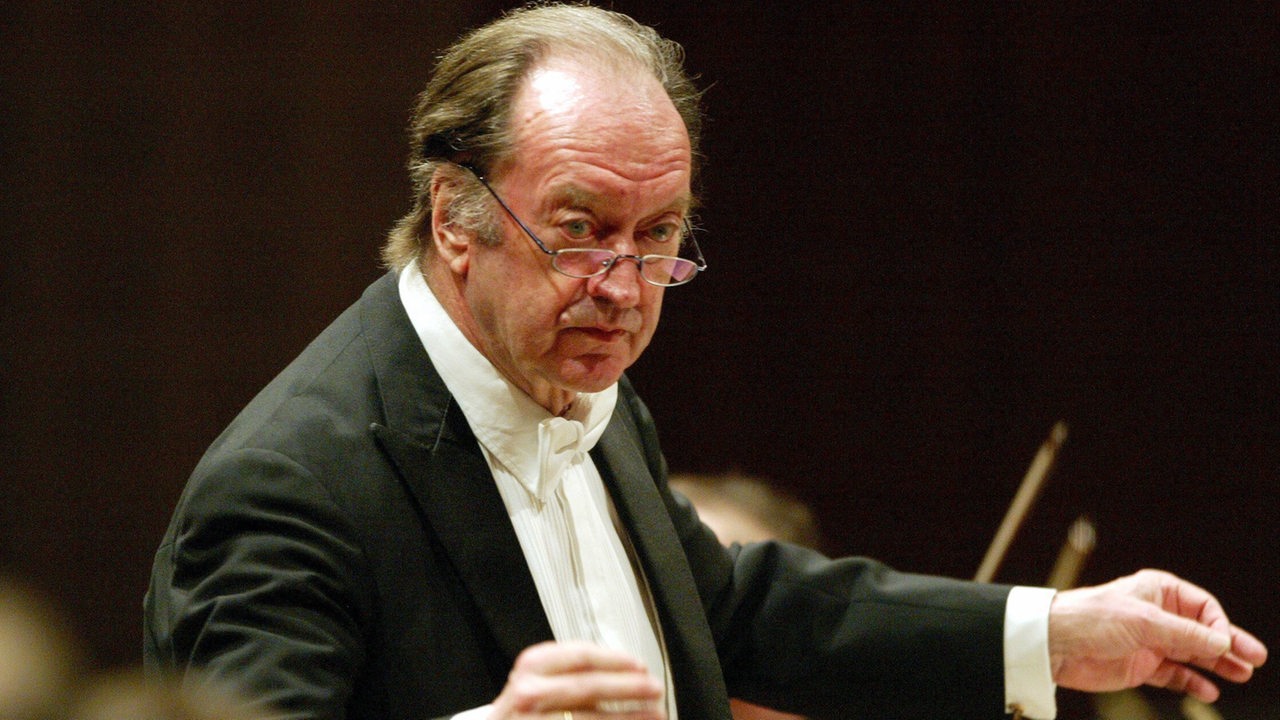 Nikolaus Harnoncourt dirigiert ein Orchester