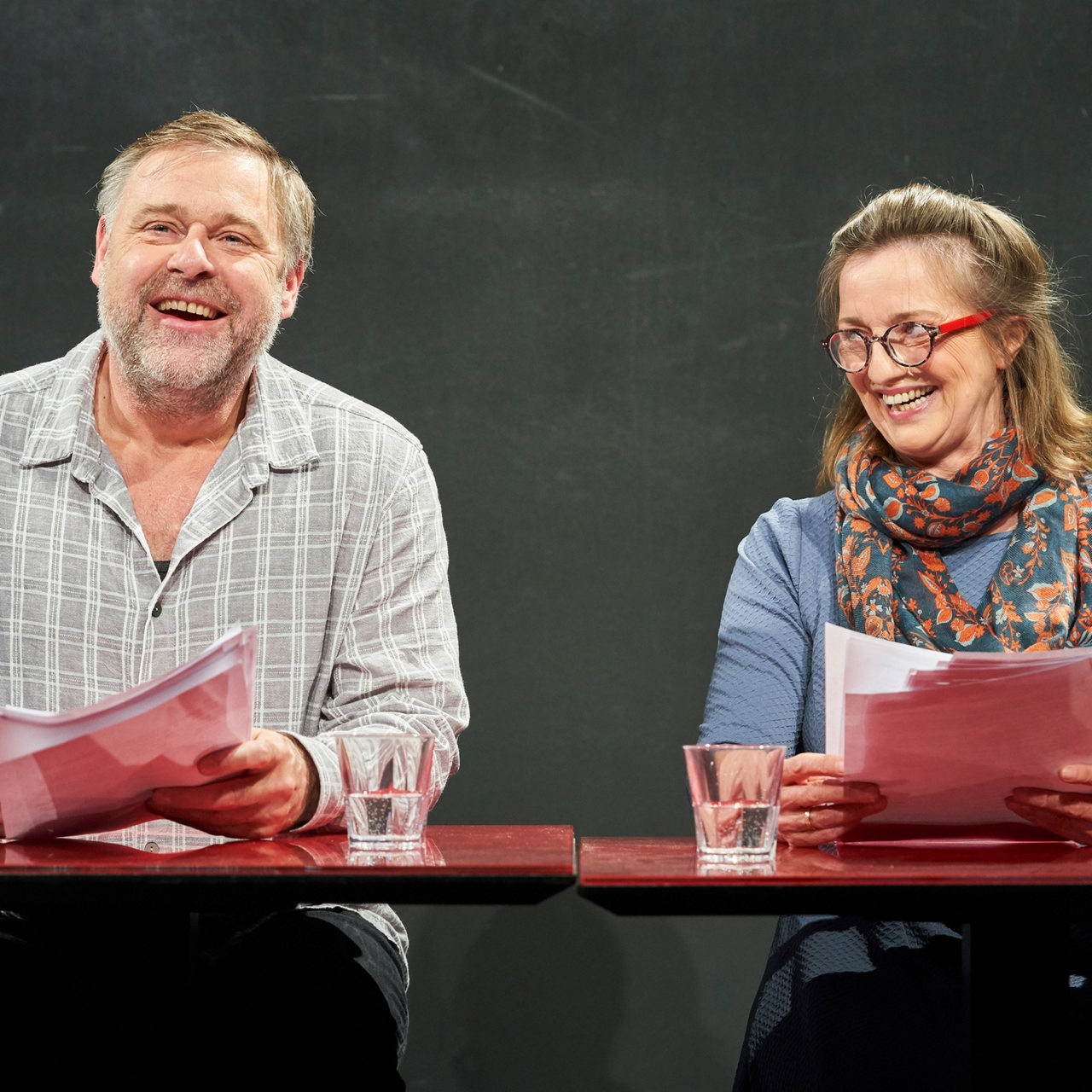 Schauspieler und Schauspielerin auf der Bühne im Ohnsorg-Theater in Hamburg