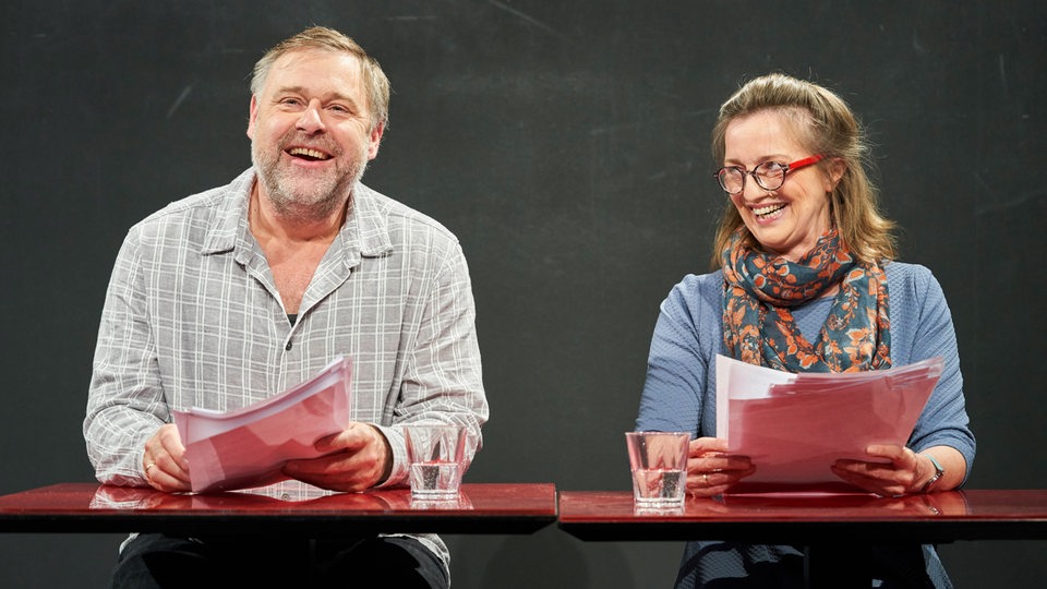 Schauspieler und Schauspielerin auf der Bühne im Ohnsorg-Theater in Hamburg