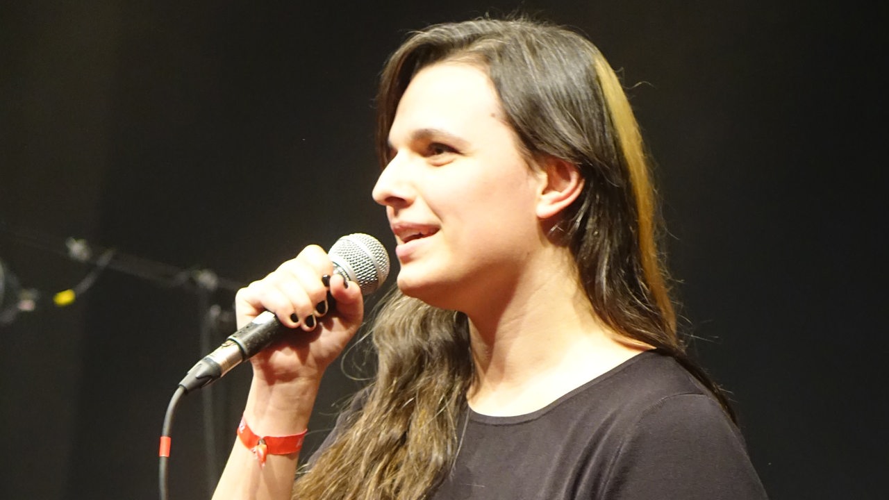 Olga Reznichenko mit Mikrofon auf der jazzahead in Bremen
