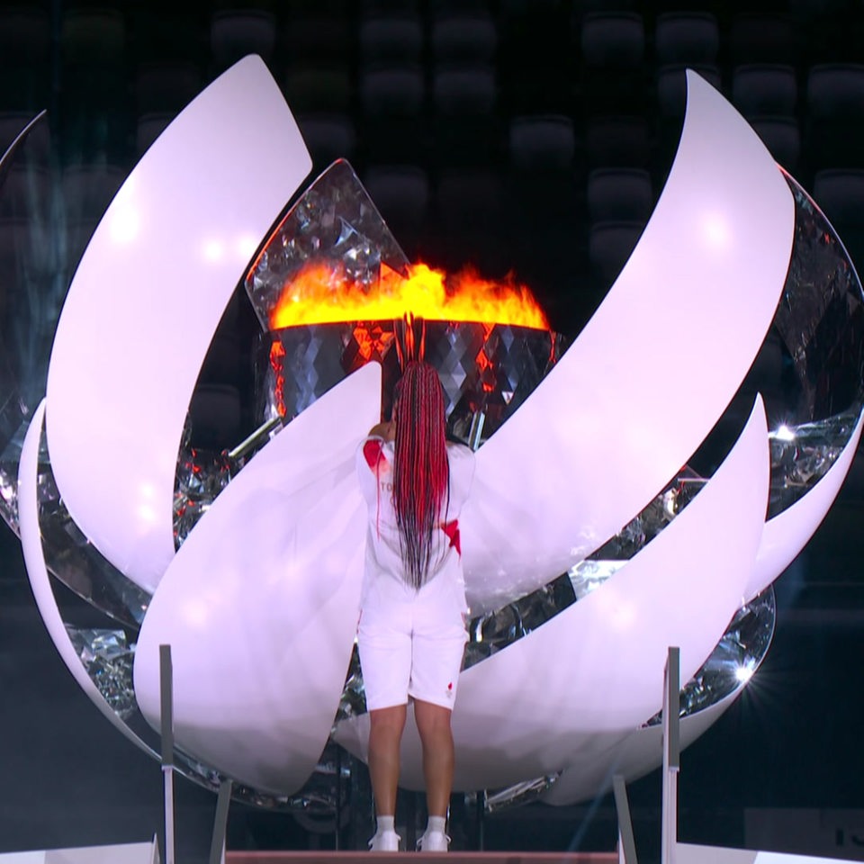 Das olympische Feuer wird gezündet.