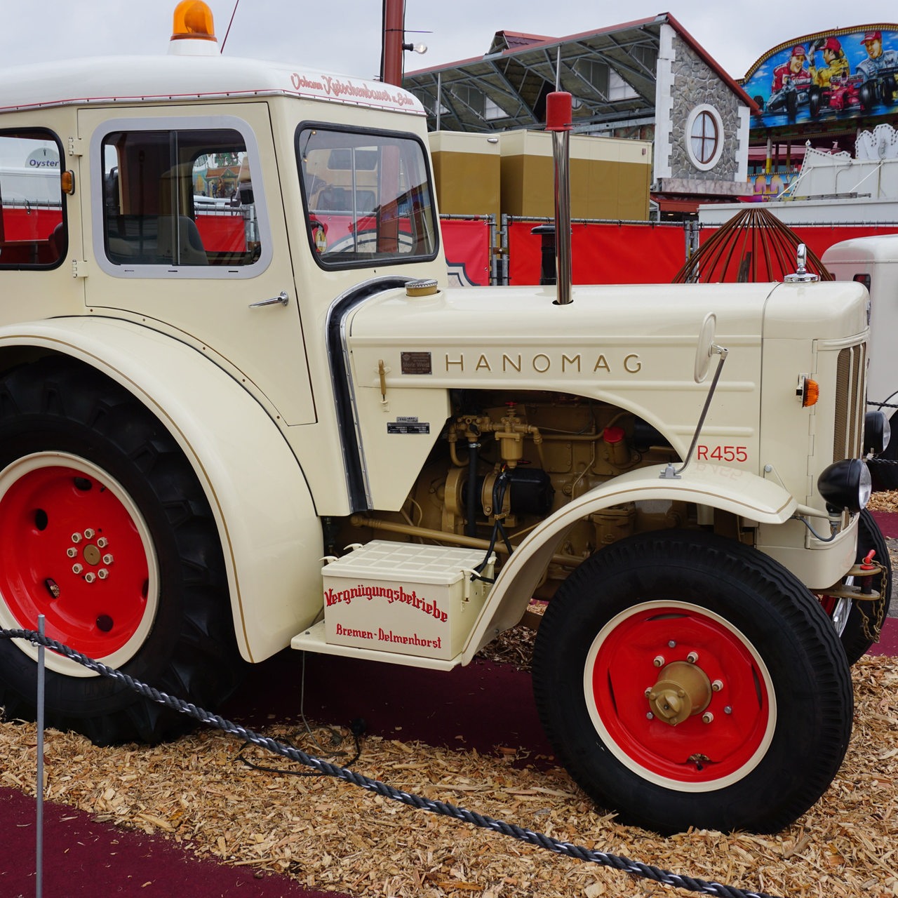 Ein alter Hanomag-Trecker steht auf einer Austellung auf der Osterwiese.