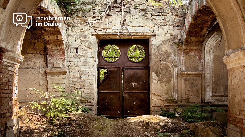 Tür einer halb verfallenen Synagoge