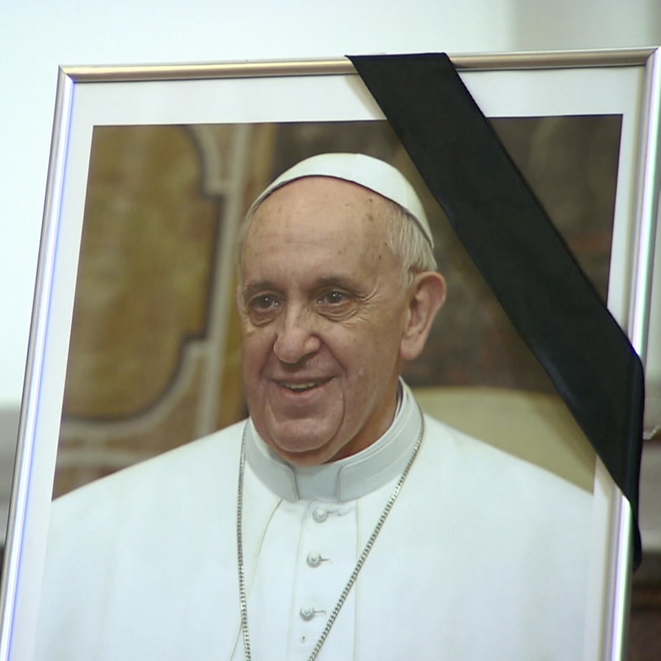 Ein gerahmtes Portrait des verstorbenen Papst Franziskus