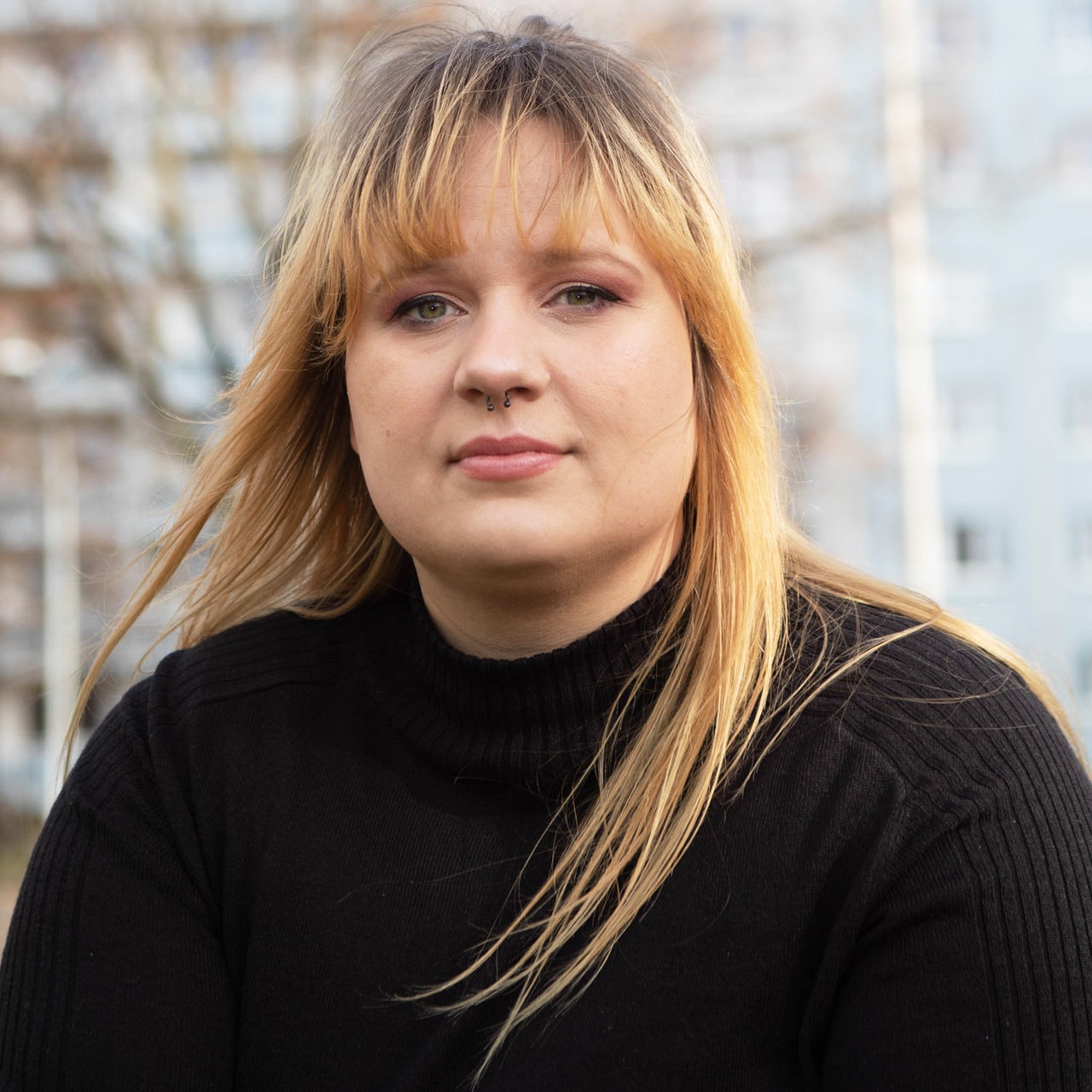 Schriftstellerin Paula Irmschler schaut in die Kamera
