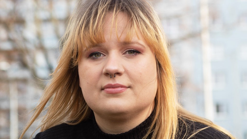 Schriftstellerin Paula Irmschler schaut in die Kamera