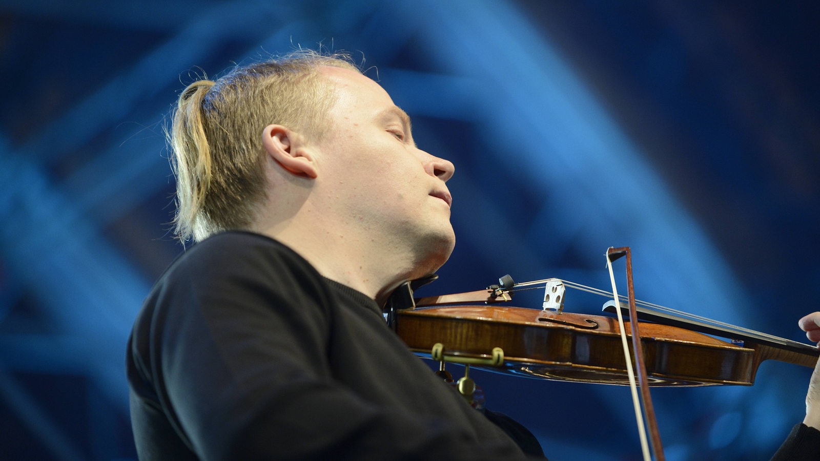 Pekka Kuusisto finnischer Violinist auf der Bühne