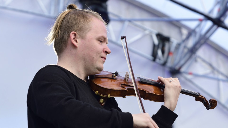 Pekka Kuusisto finnischer Violinist auf der Bühne