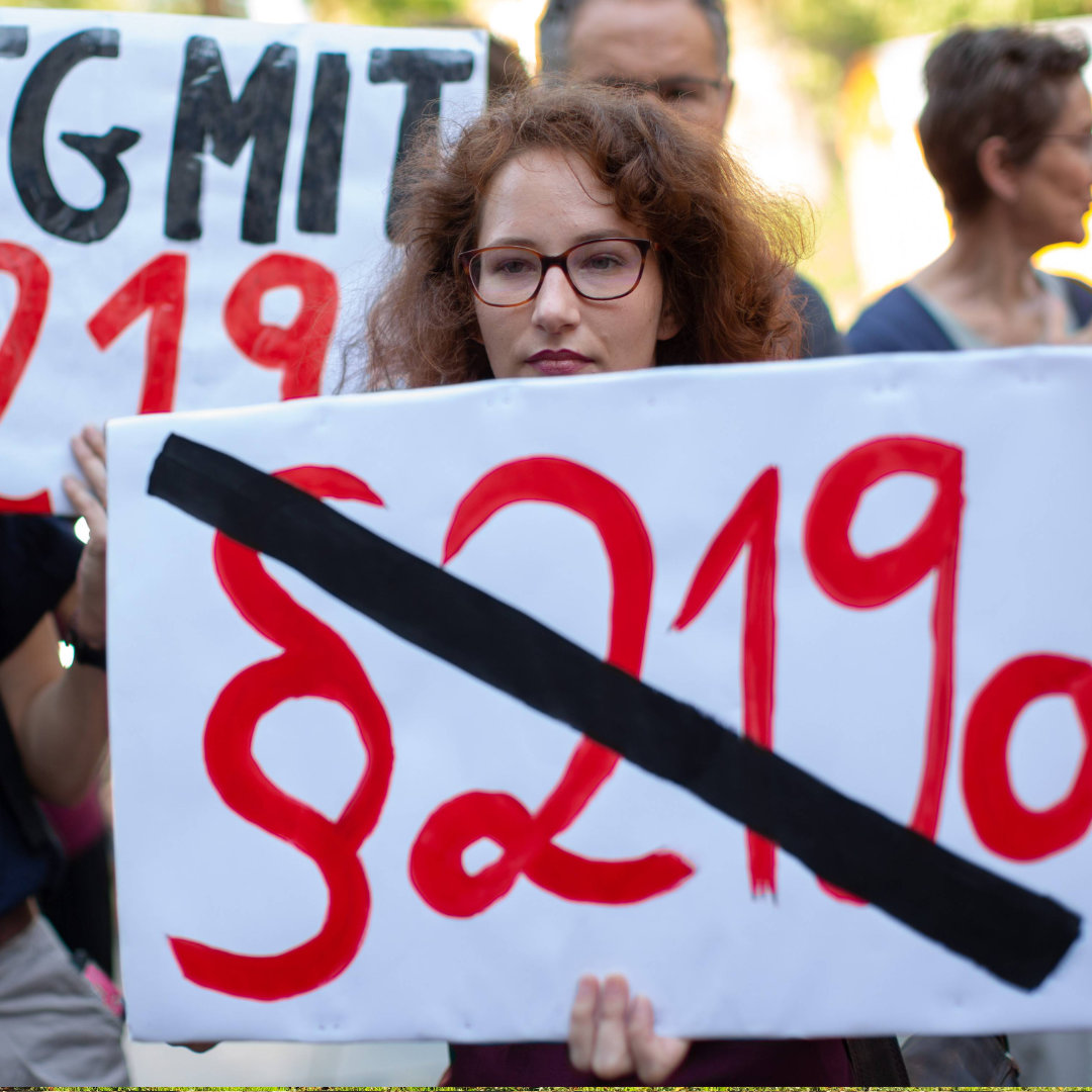 Protest Paragraph 219a Kundgebung vor dem Amtsgericht Tiergarten in Berlin zur Unterstützung der die Berliner Gynäkologinnen Dr. Bettina Gaber und Dr. Verena Weyer (Archivbild)