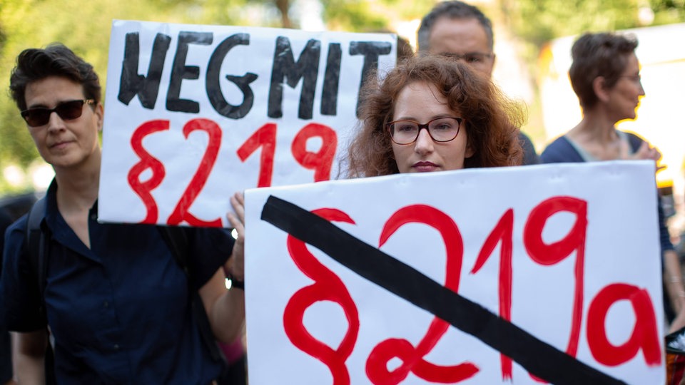 Protest Paragraph 219a Kundgebung vor dem Amtsgericht Tiergarten in Berlin zur Unterstützung der die Berliner Gynäkologinnen Dr. Bettina Gaber und Dr. Verena Weyer (Archivbild)