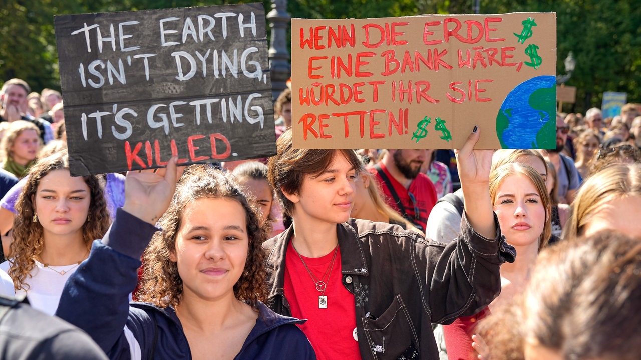 Junge Menschen von FridaysForFuture und anderen Verbänden demonstrieren für das Klima.
