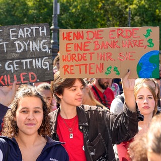 Junge Menschen von FridaysForFuture und anderen Verbänden demonstrieren für das Klima.