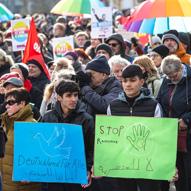 Demonstration für eine bunte Gesellschaft und gegen Rechts.