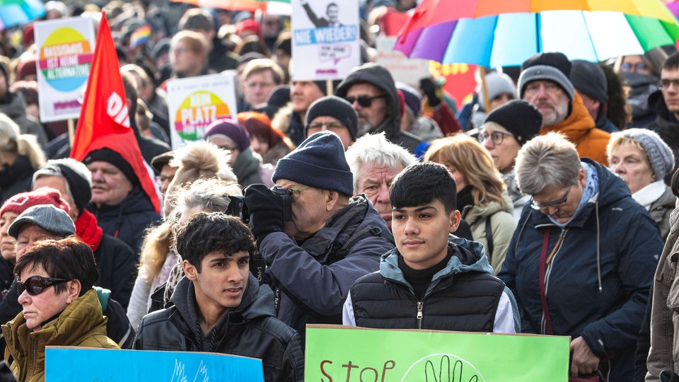 Demonstration für eine bunte Gesellschaft und gegen Rechts.