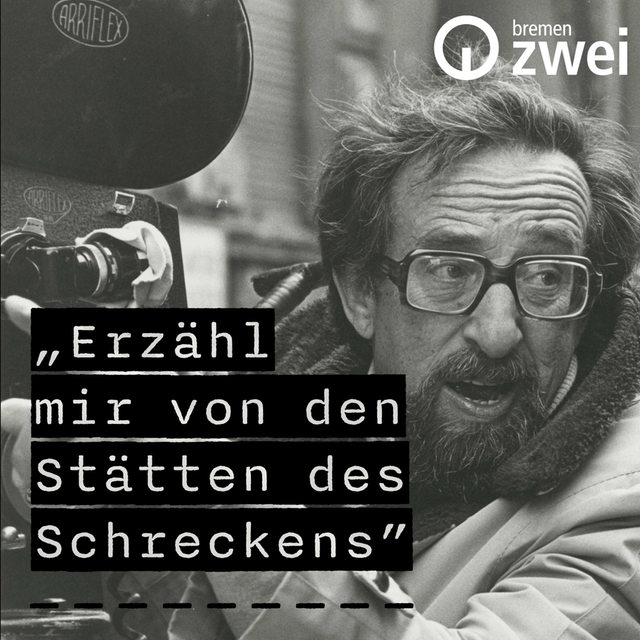 Karl Fruchtmann mit Kamera, darauf der Schriftzug: Erzähl mir von den Stätten des Schreckens