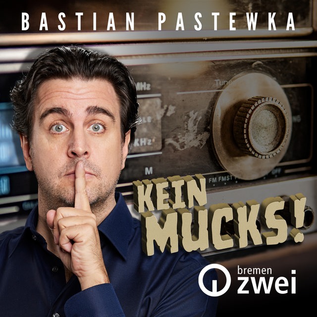 Schriftzug "Kein Mucks" ein altes Radio und Bastian Pastewka als Collage