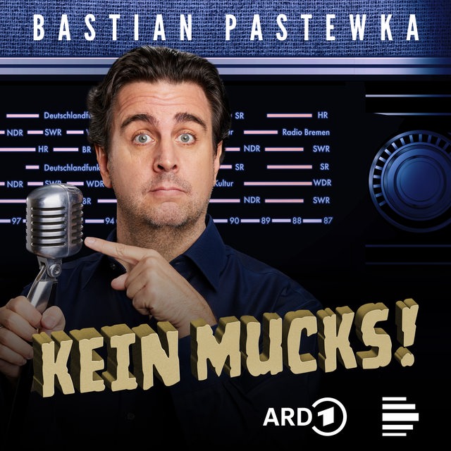 Schriftzug "Kein Mucks" ein altes Radio und Bastian Pastewka als Collage