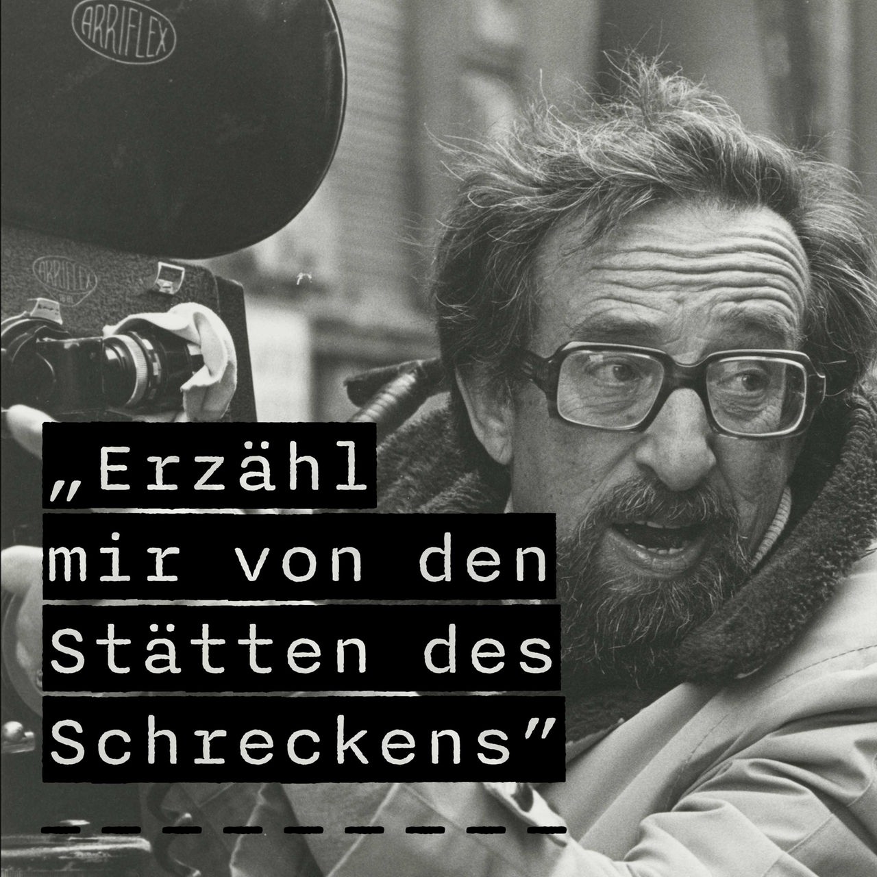 Karl Fruchtmann mit Kamera, darauf der Schriftzug: Erzähl mir von den Stätten des Schreckens