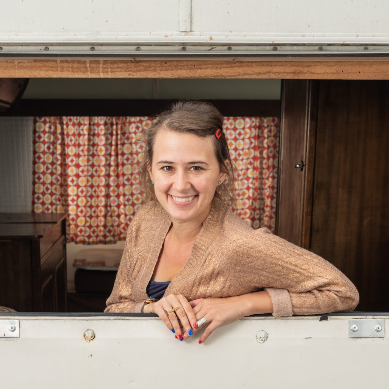 Porträt von Maud Vanhauwaert, aus einem Wohnwagen blickend