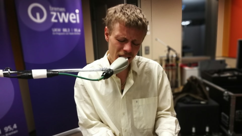 Jesper Munk am E-Piano bei der Radiosession im Bremen Zwei Studio
