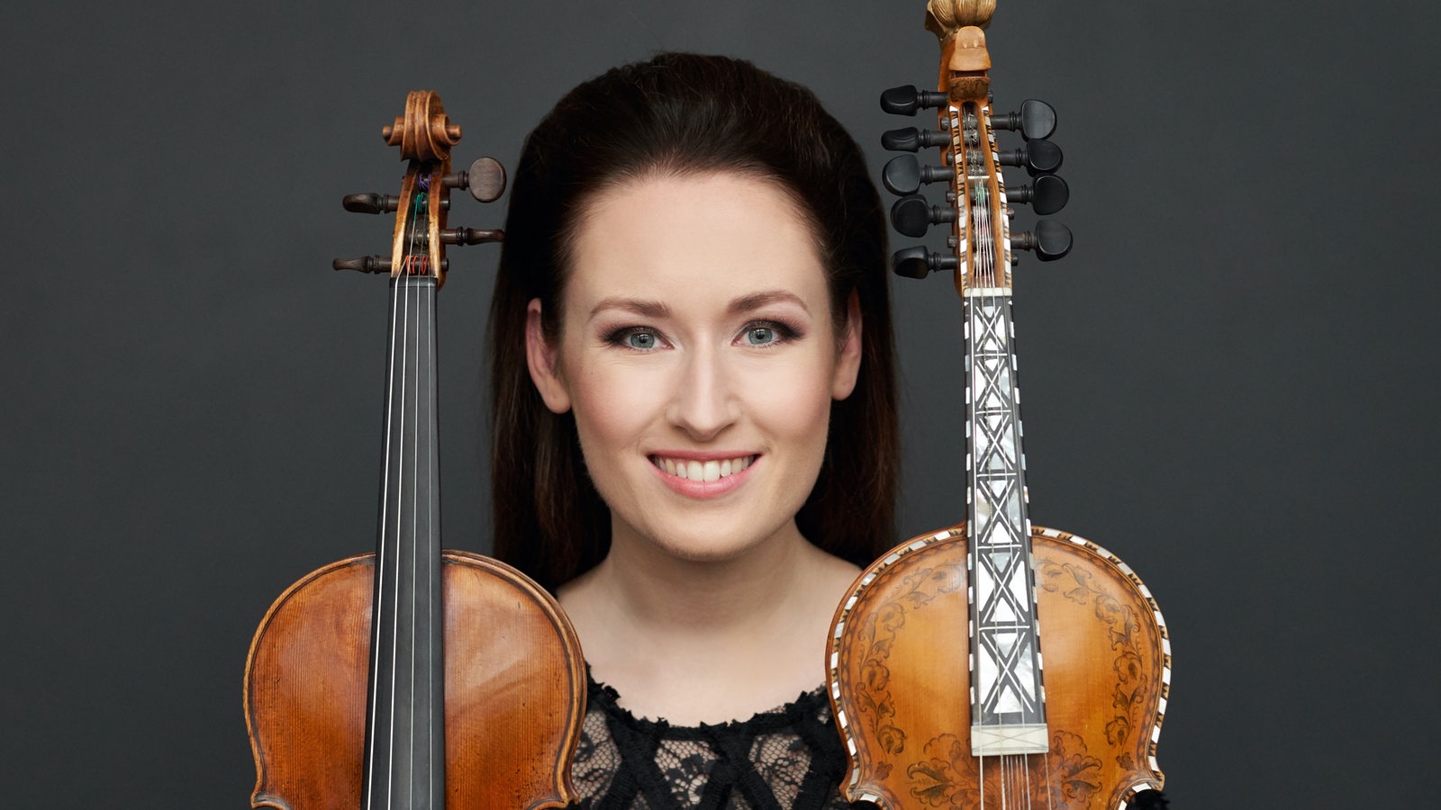 Ragnhild Hemsing mit zwei Violinen