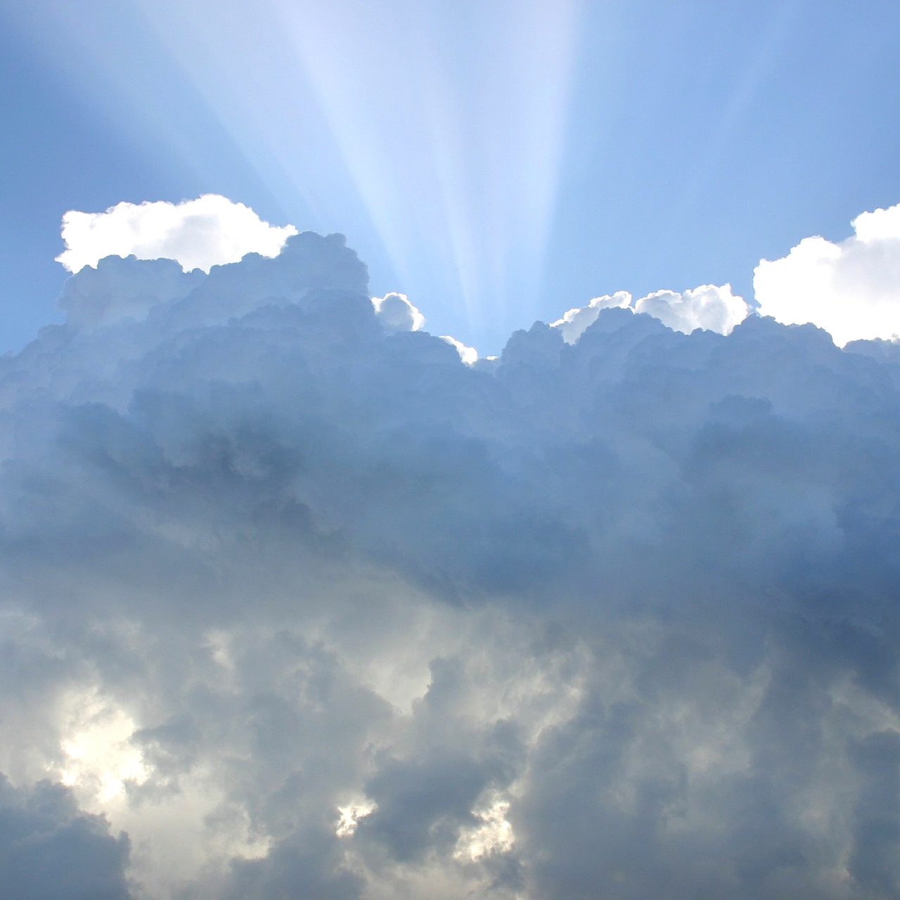 Wolkenhimmel, dahinter Lichtstrahl