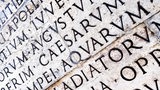 Lateinischer Text an einer Wand