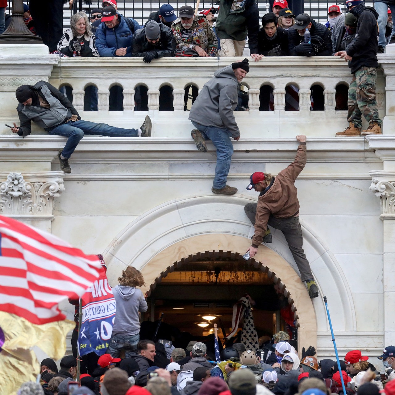 Menschen stürmen das Capitol in Washington am 6. Januar 2021.