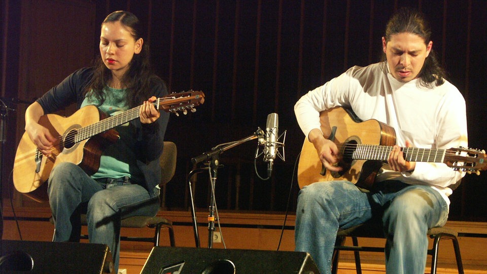 Rodrigo Sánchez und Gabriela Quintero spielen sitzend Gitarre