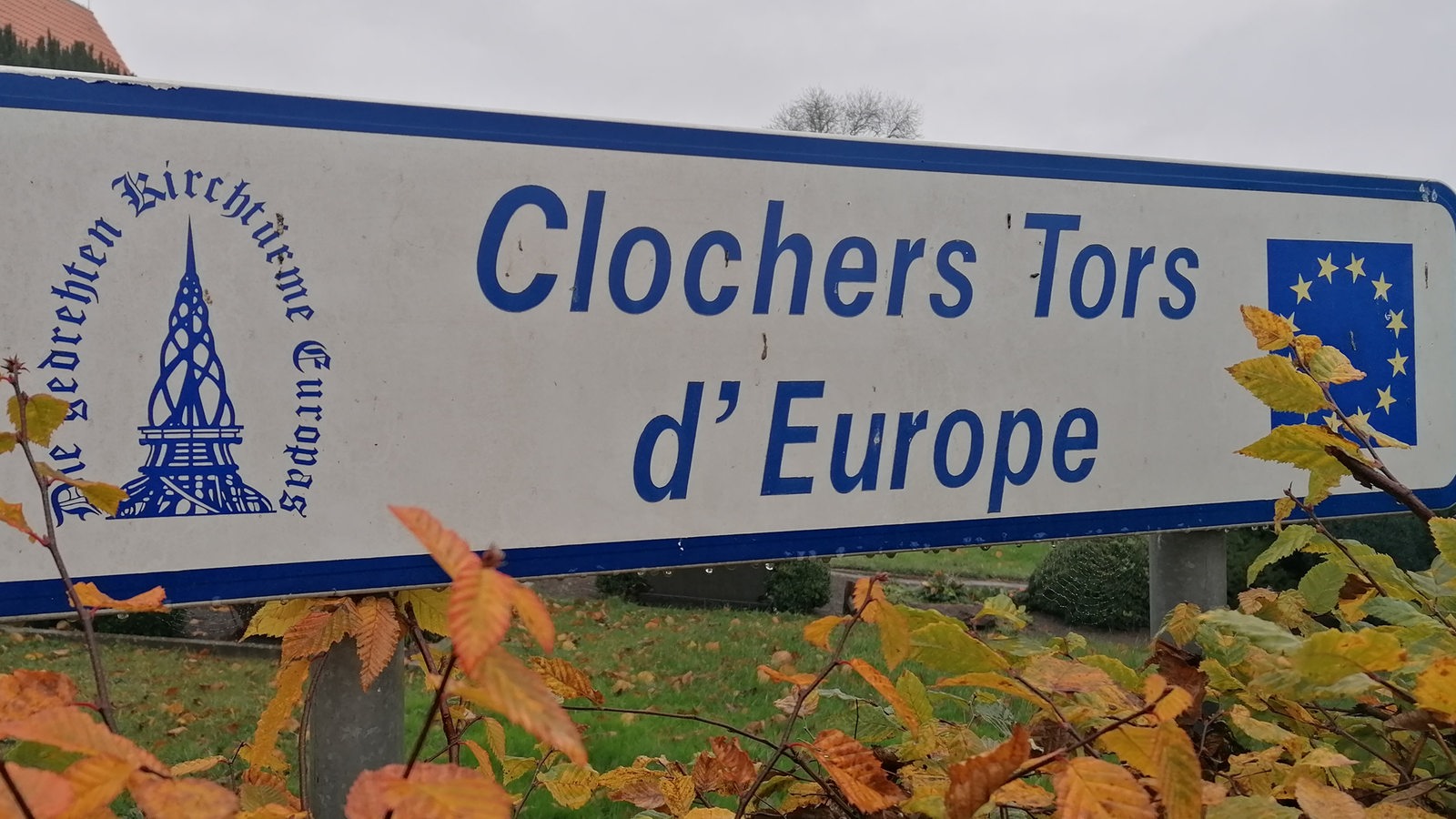 weißes Schild mit blauer Schrift: "Clochers Tors d' Europe